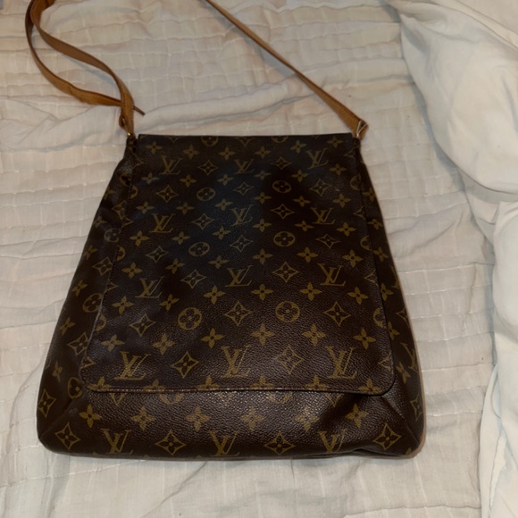 Authentic Louis Vuitton Large Musette Salsa - Picture 4 of 8